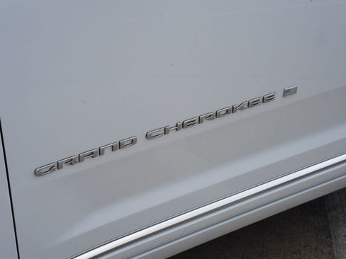 Used 2025 Jeep Grand Cherokee Summit AWD/4WD image 22