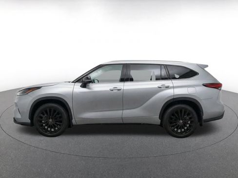 Used 2025 Toyota Highlander XSE AWD/4WD image 4