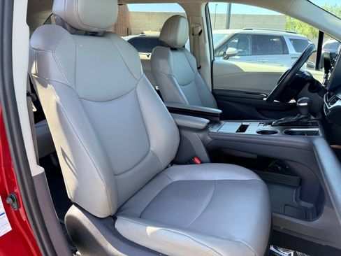 Used 2022 Toyota Sienna XLE AWD/4WD image 23