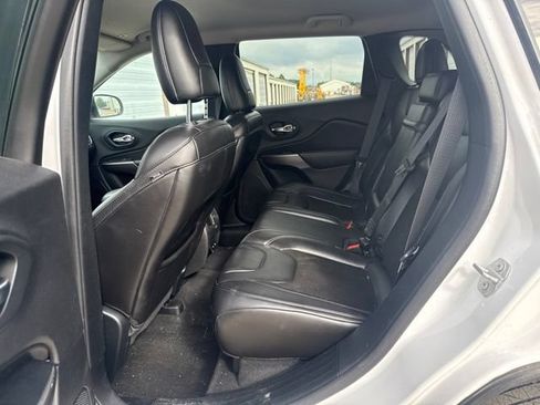 Used 2019 Jeep Cherokee Latitude Plus w/ Cold Weather Group AWD/4WD image 4