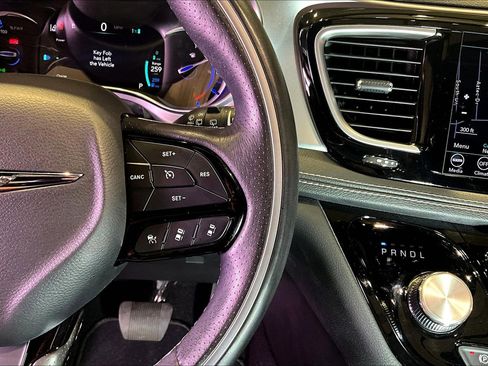 Used 2020 Chrysler Pacifica Limited w/ Advanced Safetytec Group FWD image 13