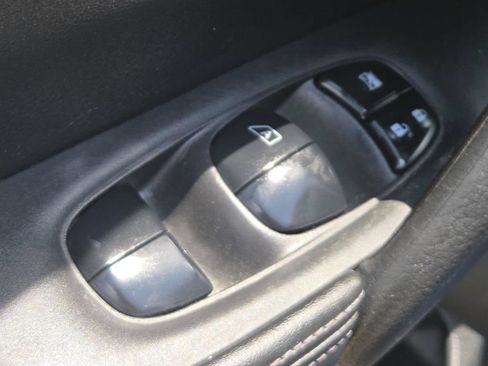 Used 2020 Nissan Rogue SV FWD image 22