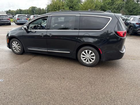 Used 2017 Chrysler Pacifica Touring-L FWD image 12