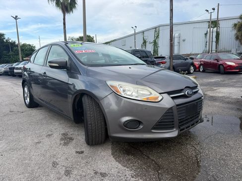 Used 2014 Ford Focus SE w/ SE Winter Package FWD image 3