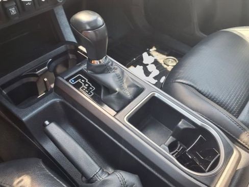 Used 2022 Toyota Tacoma TRD Off-Road image 19