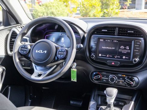 Used 2023 Kia Soul LX w/ LX Technology Package FWD image 11