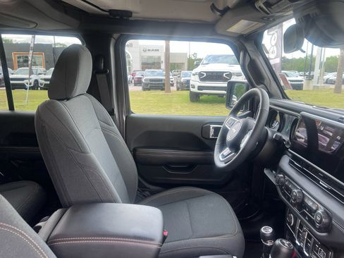 Used 2025 Jeep Wrangler Sahara image 16