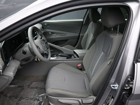 Certified 2025 Hyundai Elantra SE image 18