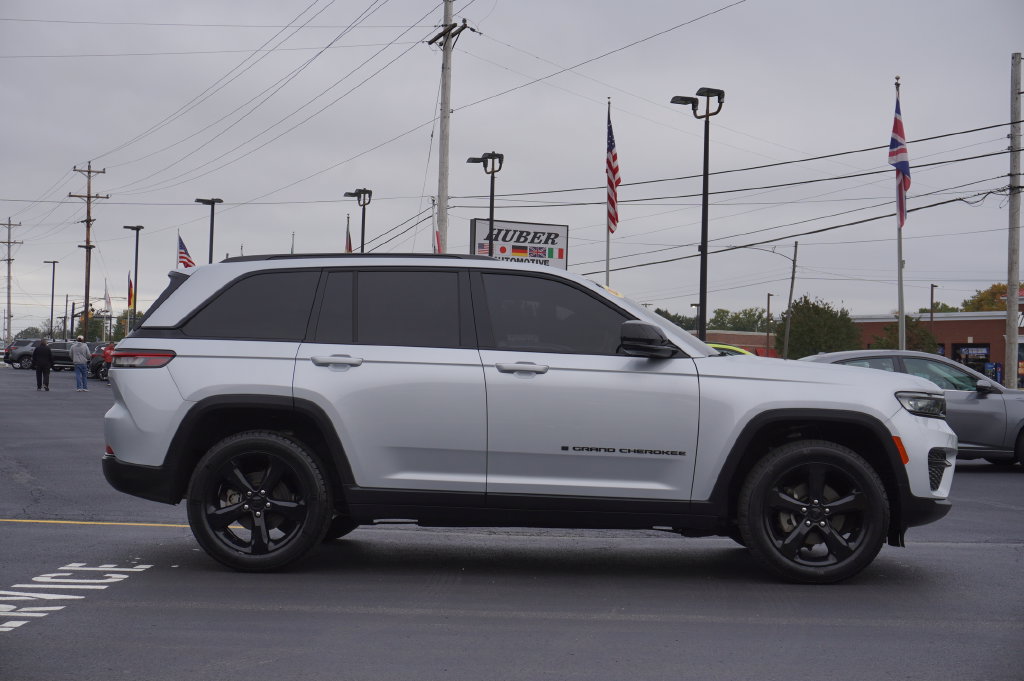 Used 2023 Jeep Grand Cherokee Altitude AWD/4WD image 8