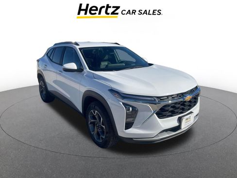 Used 2025 Chevrolet Trax LT image 1