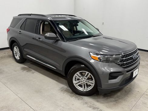 Used 2023 Ford Explorer XLT image 34