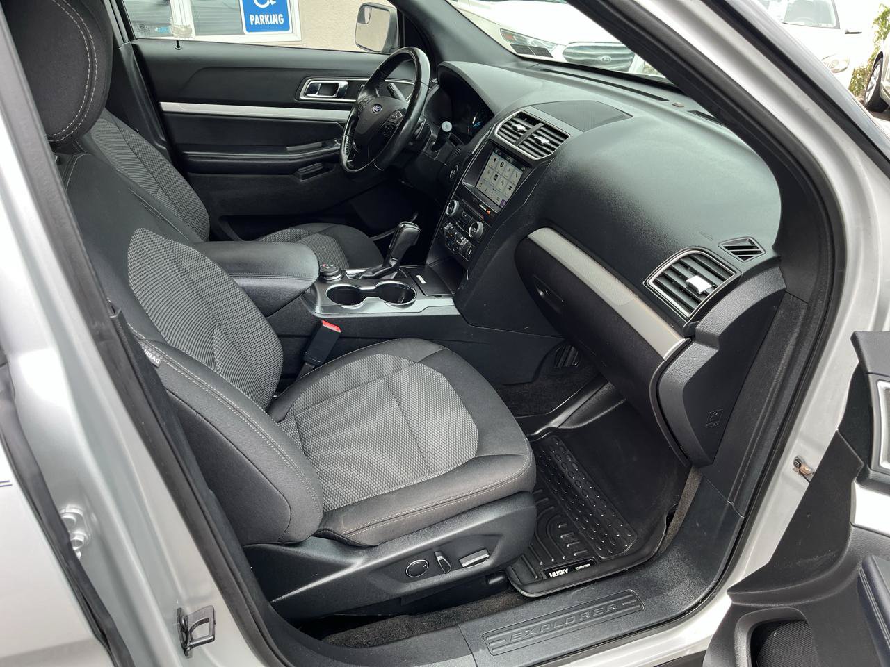 Used 2017 Ford Explorer XLT w/ Equipment Group 201A AWD/4WD image 24