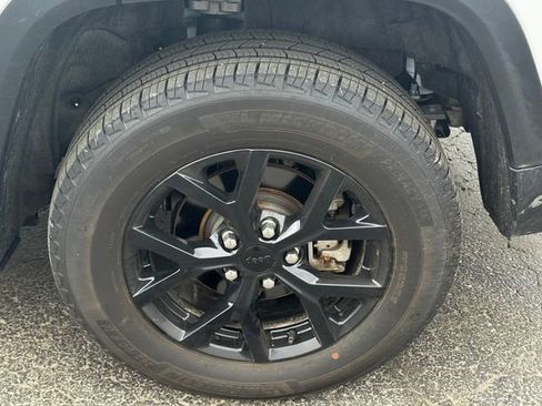 Certified 2025 Jeep Grand Cherokee Altitude image 11