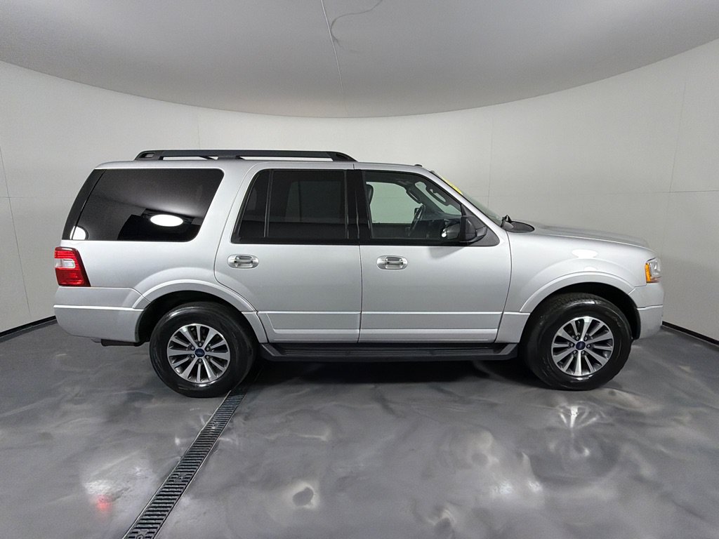 Used 2017 Ford Expedition XLT w/ Equipment Group 202A AWD/4WD image 4