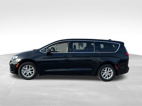 Used 2023 Chrysler Pacifica Touring-L image 2