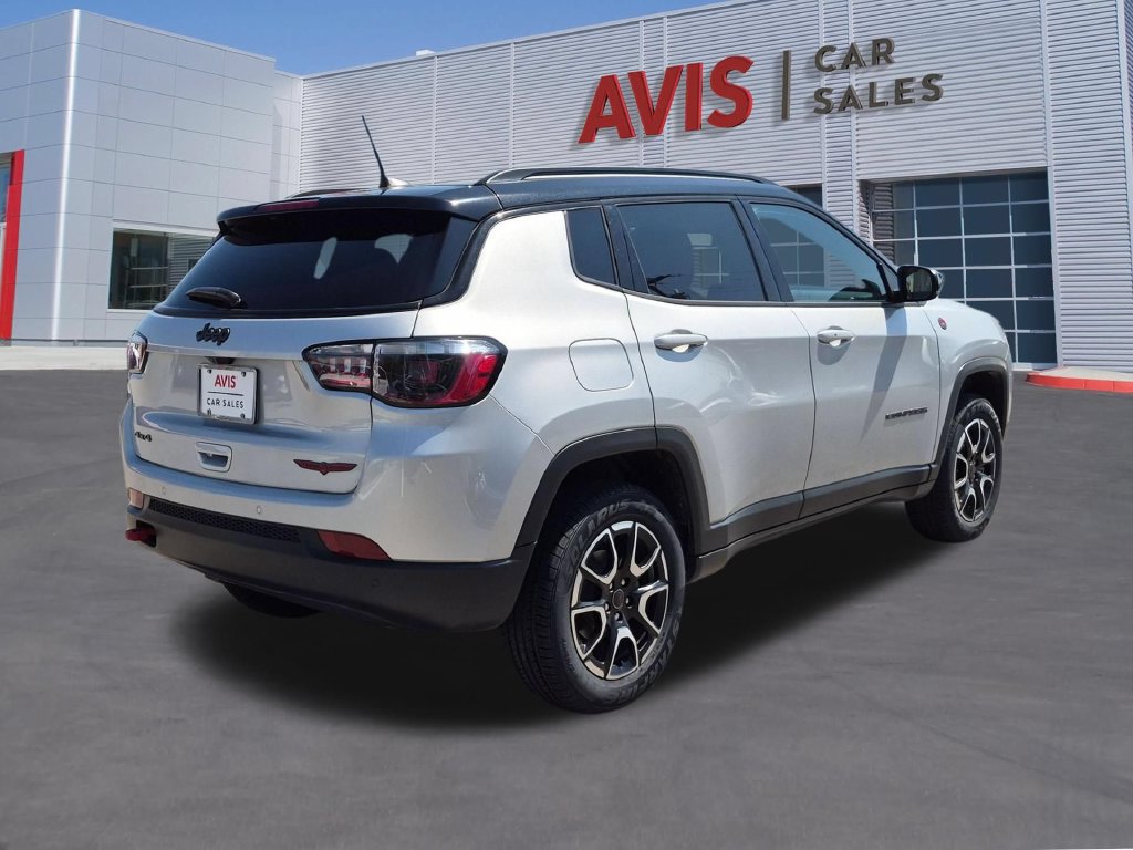 Used 2025 Jeep Compass Trailhawk AWD/4WD image 6