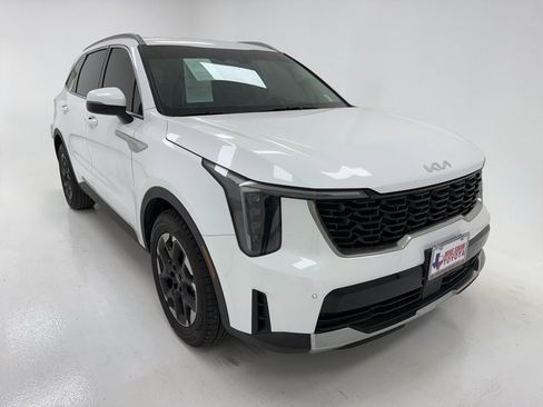 Used 2024 Kia Sorento S image 2
