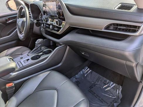Used 2022 Toyota Highlander XLE FWD image 21