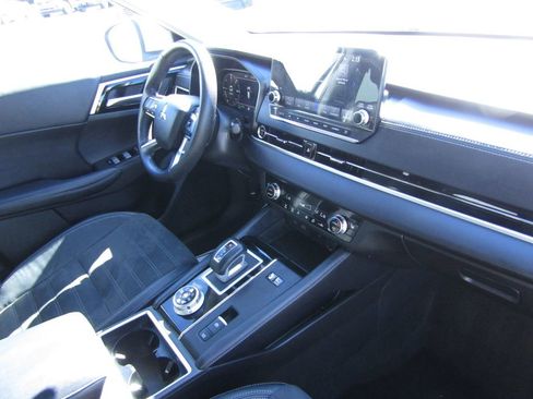 Used 2023 Mitsubishi Outlander SE image 10