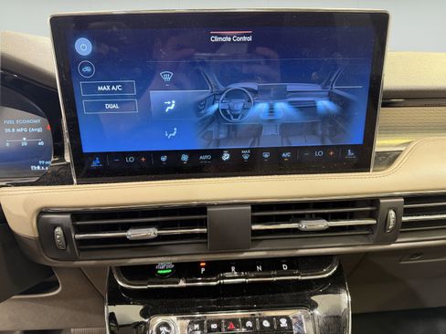 Used 2023 Lincoln Corsair AWD w/ Equipment Group 101A image 18
