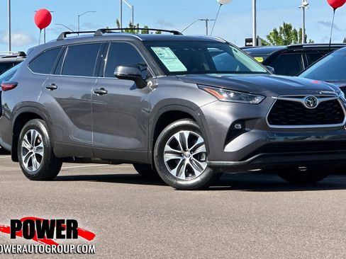 Used 2021 Toyota Highlander XLE FWD image 1