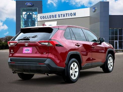 Used 2022 Toyota RAV4 LE FWD image 4