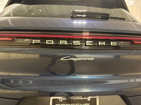 Certified 2025 Porsche Cayenne AWD/4WD image 17