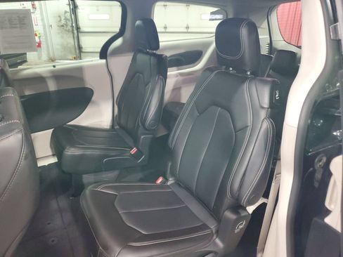 Used 2024 Chrysler Pacifica Touring-L FWD image 10