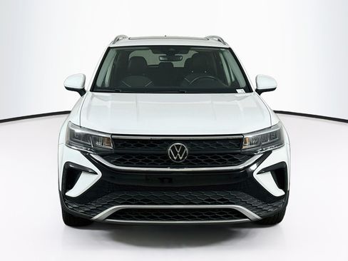 Used 2023 Volkswagen Taos SE w/ Panoramic Sunroof Package FWD image 2