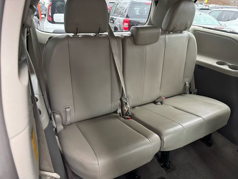 Used 2014 Toyota Sienna XLE image 14