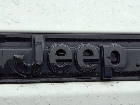 Used 2023 Jeep Grand Cherokee Altitude image 32