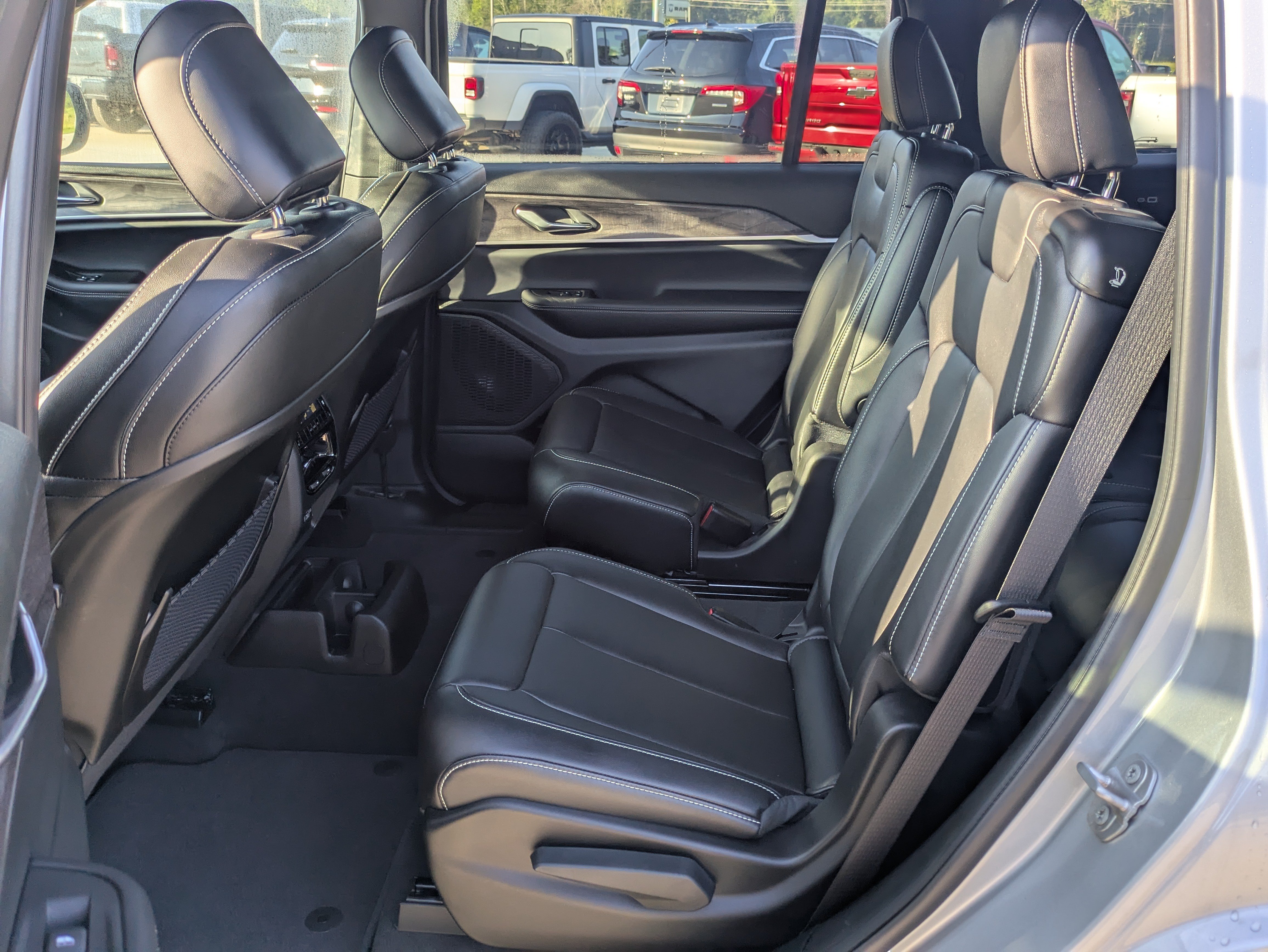 Used 2025 Jeep Grand Cherokee L Limited RWD image 7