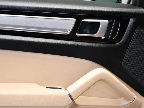 Used 2022 Porsche Cayenne Platinum Edition image 41
