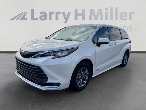 Used 2021 Toyota Sienna XLE image 1