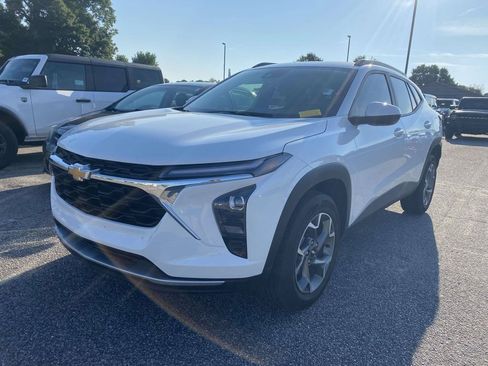 Used 2025 Chevrolet Trax LT w/ Driver Confidence Package FWD image 3