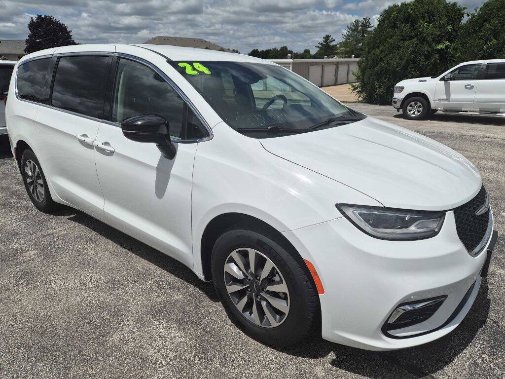 Used 2024 Chrysler Pacifica Limited FWD image 1
