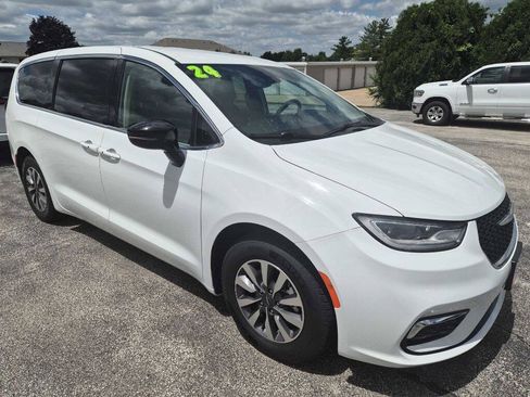 Used 2024 Chrysler Pacifica Limited FWD image 1