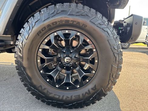 Used 2018 Jeep Wrangler Unlimited Sahara w/ Quick Order Package 24M Moab image 12