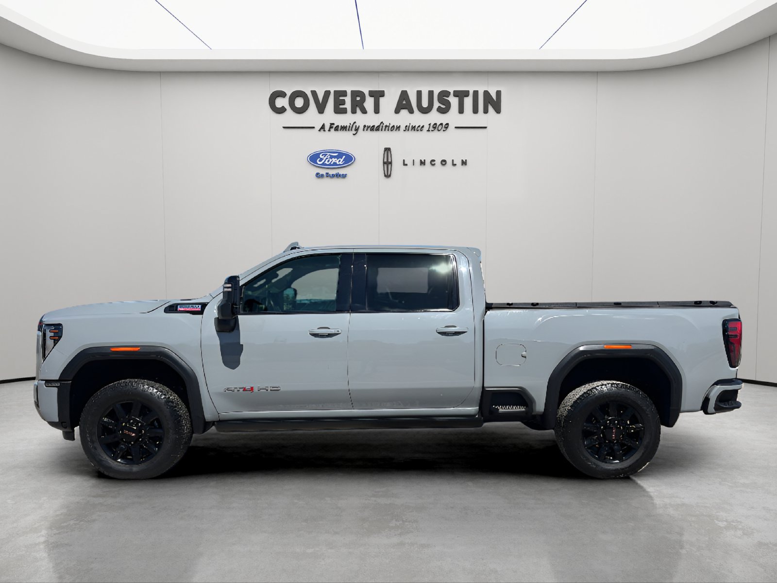 Used 2025 GMC Sierra 2500 AT4 w/ AT4 Premium Plus Package AWD/4WD image 2