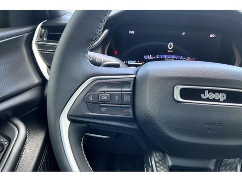 Used 2025 Jeep Grand Cherokee L Altitude AWD/4WD image 11