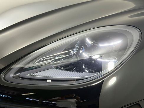 Certified 2024 Porsche Macan AWD/4WD image 15