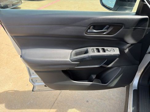 Used 2024 Nissan Pathfinder S FWD image 11