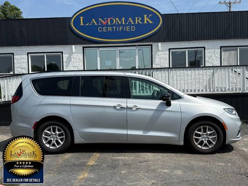 Used 2024 Chrysler Pacifica Touring-L FWD image 4