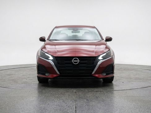 Used 2025 Nissan Altima 2.5 SV FWD image 2
