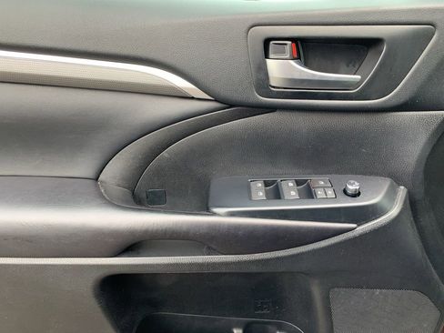 Used 2019 Toyota Highlander SE image 10