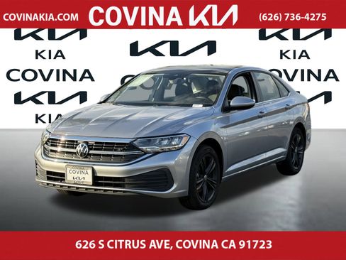 Used 2024 Volkswagen Jetta SE w/ Panoramic Sunroof Package image 4