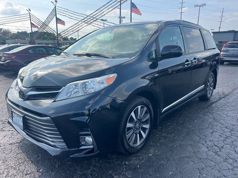 Used 2020 Toyota Sienna XLE AWD/4WD image 3