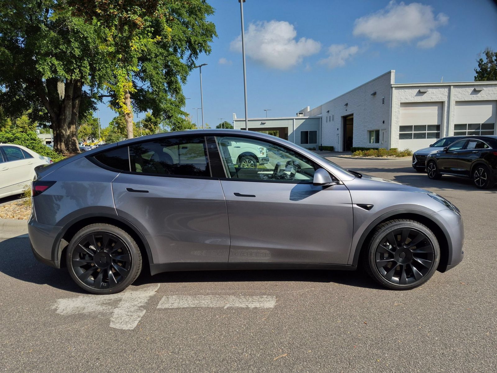 Used 2025 Tesla Model Y Long Range RWD image 2