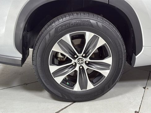 Certified 2023 Toyota Highlander XLE image 23