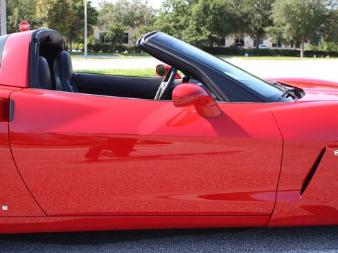 Used 2007 Chevrolet Corvette Coupe w/ Performance Package RWD image 36